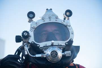 El Cabildo extrae 25 grandes sacas de plásticos y cabos, neumáticos y carros de la compra de los fondos del muelle de Taliarte/TA.